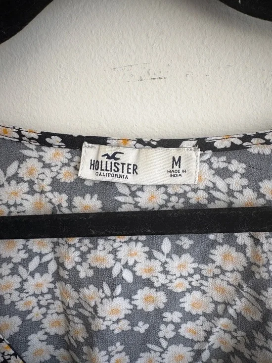 Hollister Black Floral Daisy V-Neck Tie-Front Blouse - Picture 3 of 5